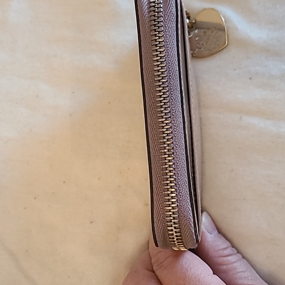 GUCCI Micro Guccissima Zip Wallet w/Zipper Pull - Picture 5 of 15